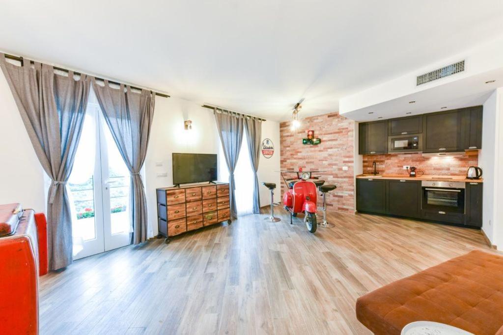 Vespa Apartments โมเนเลีย ภายนอก รูปภาพ